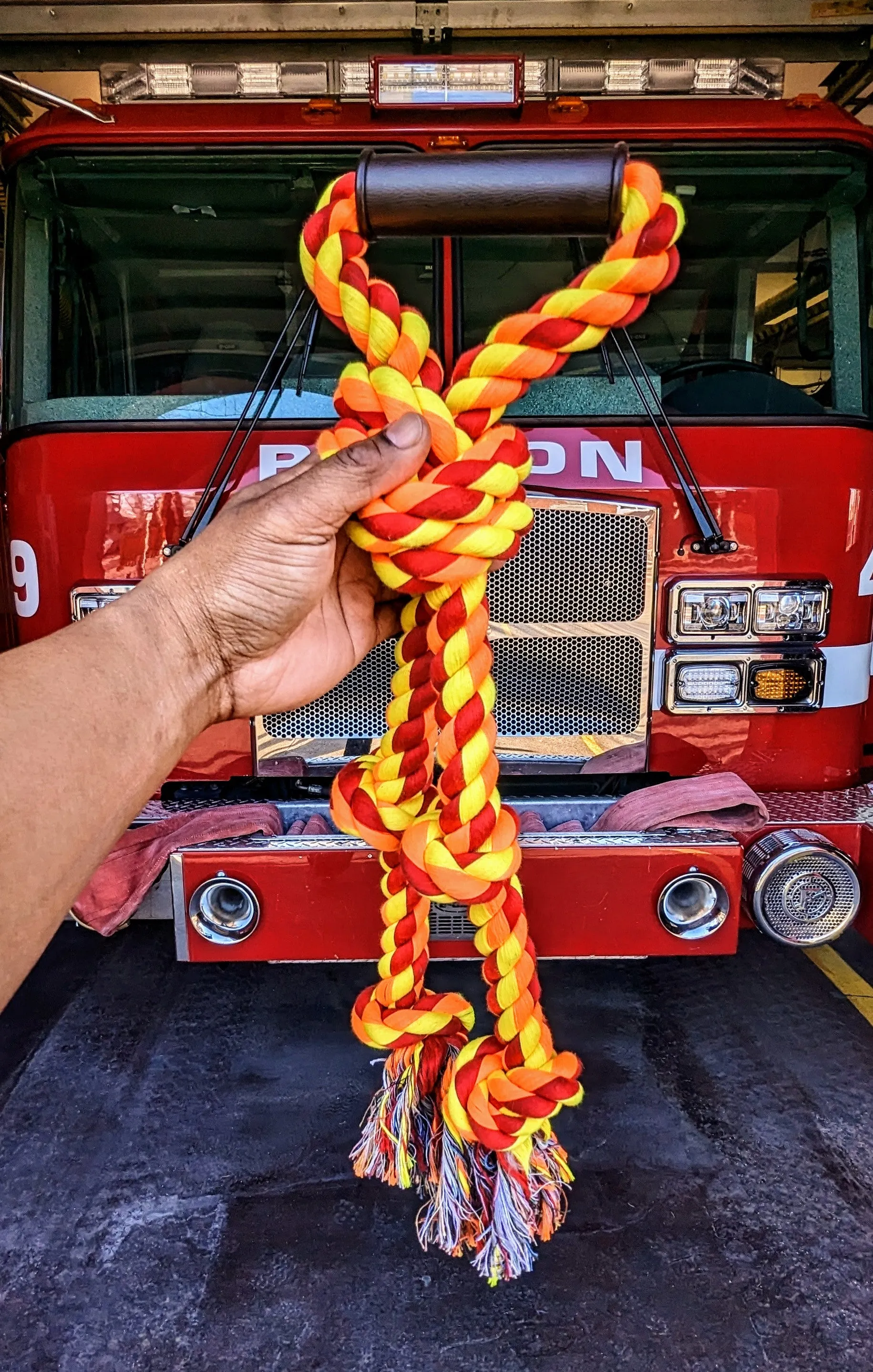 Tug toy for dogs with plastic handle for comfort made from durable 100% cotton fiber twisted rope